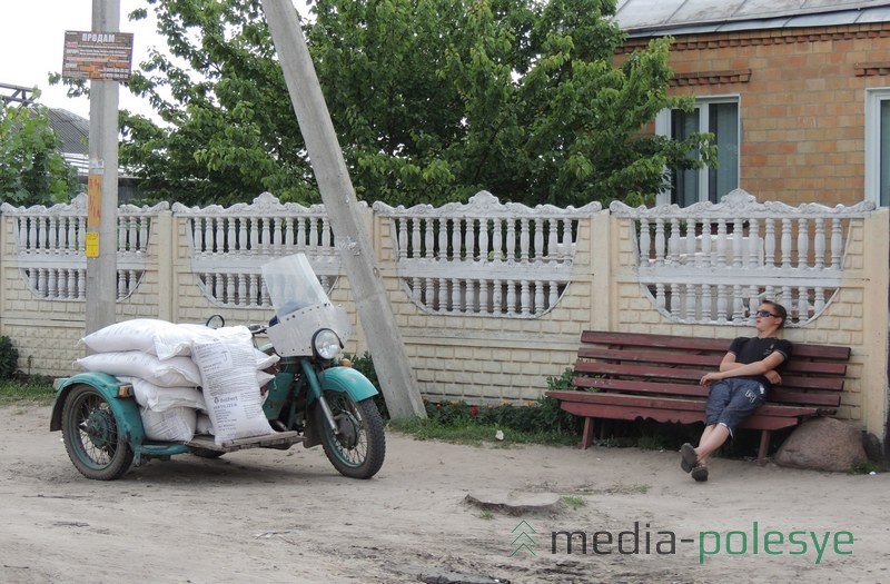 На мотоциклах часто возят и мешки с огурцами на сдачу