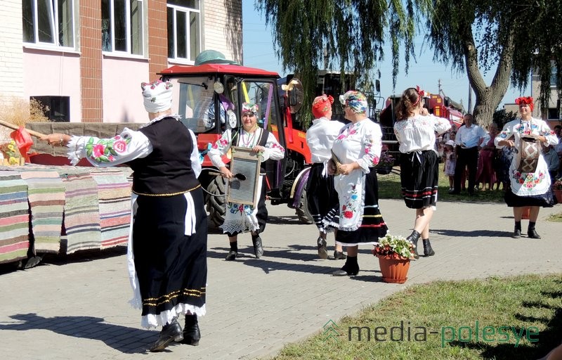 Выступает народный клуб любителей юмора и песни «Моства» Мочульского СДФ