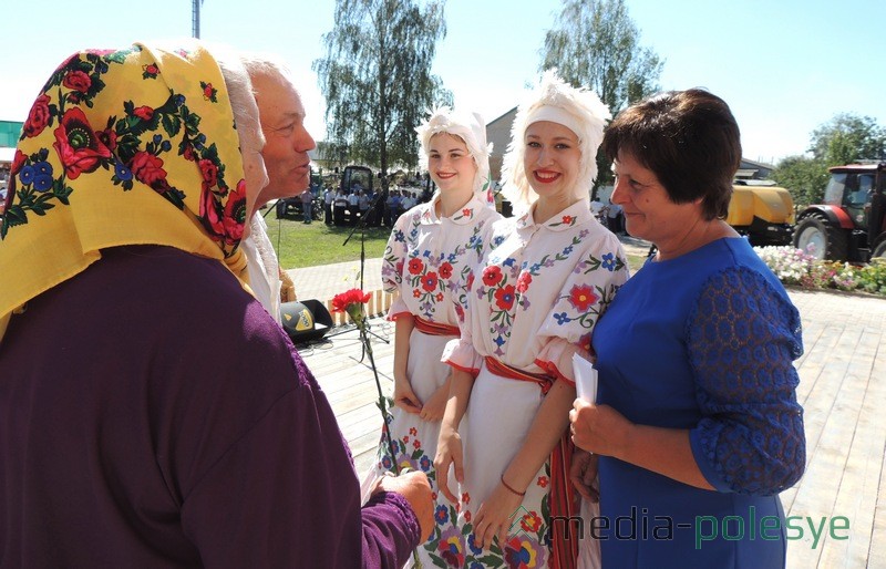 50-летие совместной жизни празднуют Николай и Ольга Немшон. Золотых юбиляров поздравляет  председатель Белоушского сельсовета Ирина Пилипчук