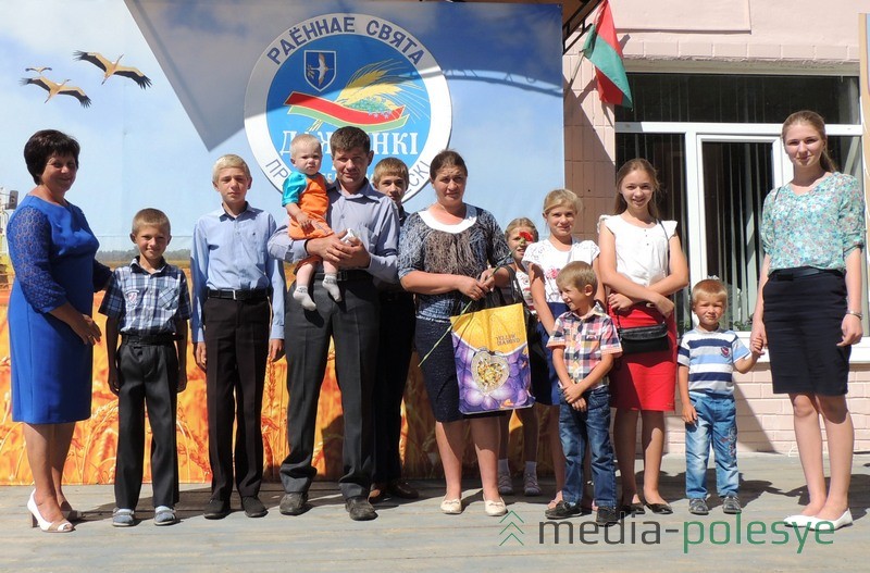 В многодетной семье Павла и Людмилы Бруцких воспитываются десять детей. В Белоушской средней школе насчитывается более трёхсот учащихся, 30 деток в этом году пойдут в первый класс