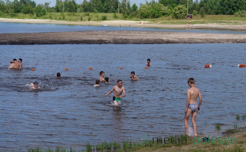 Месяц назад юные лунинчане с радостью купались на Бохоново