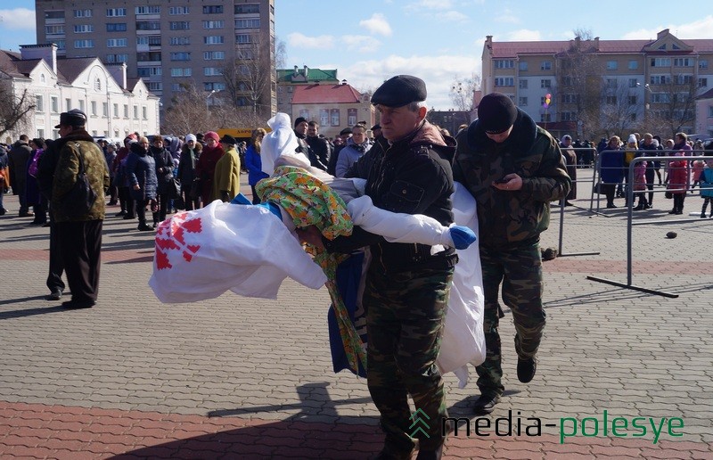 Наклонившееся чучело =Зимы= решили укрепить и снова вернуть на площадь