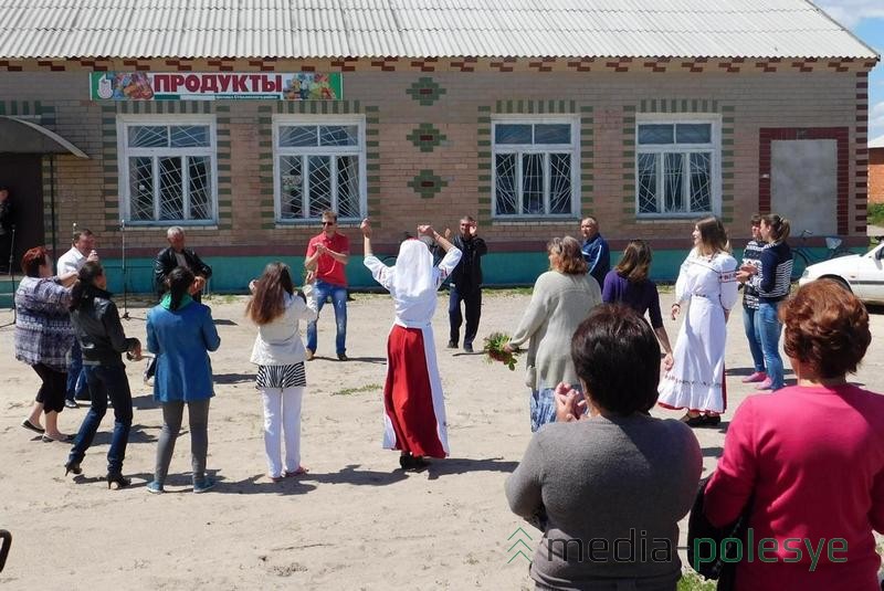 Концертной, а затем и танцевальной площадкой в деревнях стала территория около магазинов.  Фото предоставил В.Шуркало