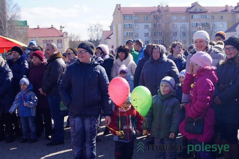 В солнечный день лунинчане охотно шли на площадь, где развернулись народные гуляния