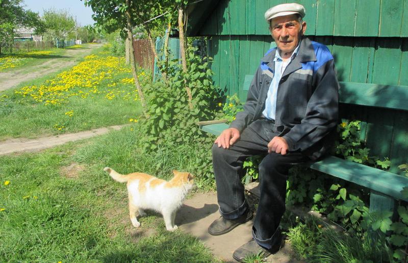 Віталь Сідаравіч з коцікам. Фота са старонкі гурта “Калоднае” ў Аднакласніках