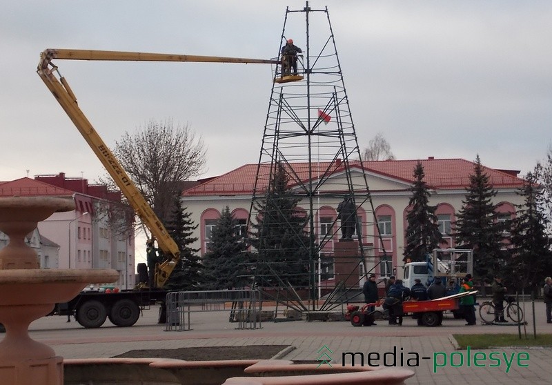 Ленин не за решёткой, он за каркасом новогодней ели. Фото из архива Медиа-Полесья, 2015 год