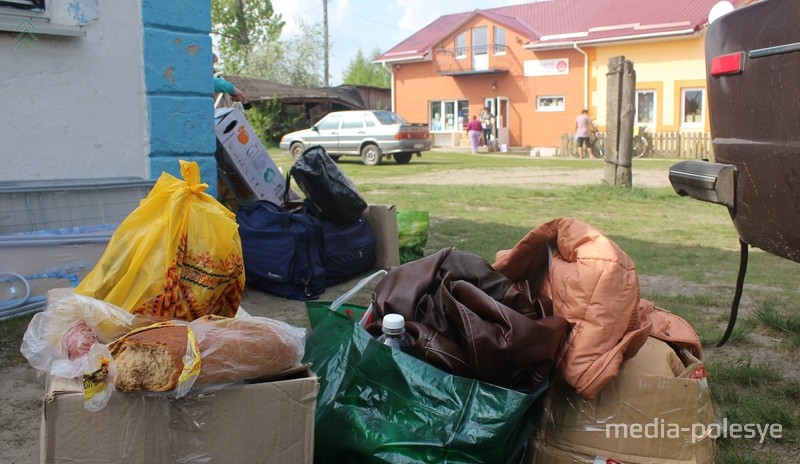 Недалеко от пограничного контроля, в ожидании прохождения границы, многие садятся на траву перекусить