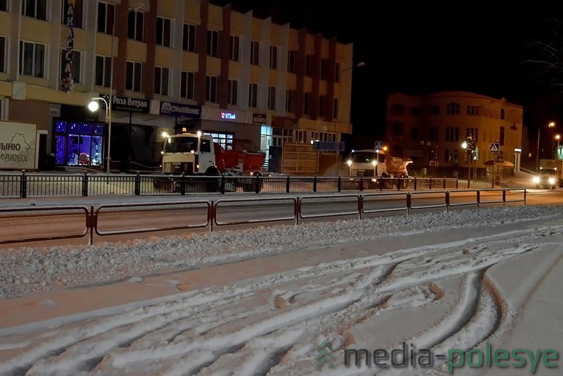На широких и длинных улицах техника работает звеньями по две-три единицы