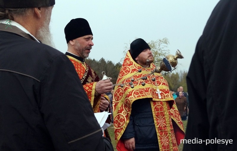 Пасля агульнай паніхіды з чытаннем імёнаў памёрлых, святары, па просьбе людзей, пойдуць за грашовую ахвяру свяціць магілы іх родзічаў