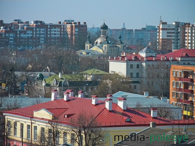 Вдали церковь Воскресения Словущего, перед ней красная крыша бывшей городской гимназии (ныне городской отдел образования), зелёная крыша бывшего театра «Казино» (ныне Полесский драмтеатр)