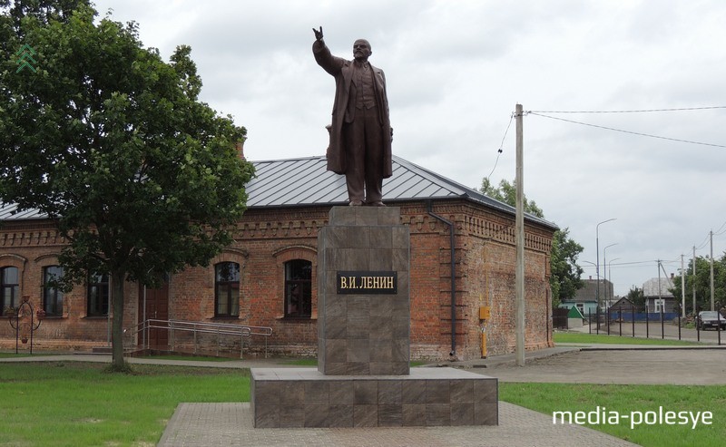  Памятник Ленину теперь находится около здания местных властей