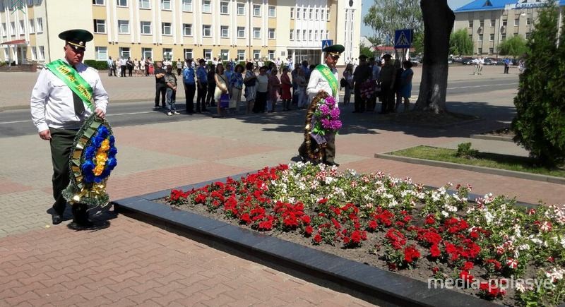  Пограничники возложили венки погибшим советским воинам и партизанам в Столине