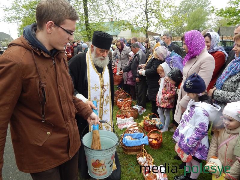 Освящение куличей в Лунинецком Свято-Крестовоздвиженском храме