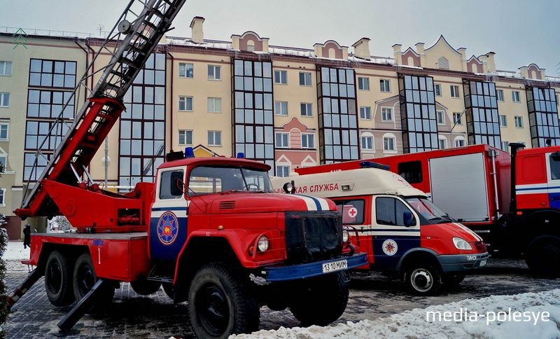  На площади была выставлена техника спасателей. В Пинске нет автолестницы выше 50 метров, хотя в городе строятся здания высотой выше 10 этажей. Возможно, новая автолестница  поступит на вооружение в этом году