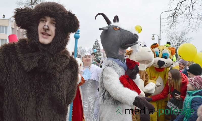 Надо отдать должное актёрам в ростовых куклах, они мужественно выдерживали столпотворение, пытались шутить и развлекать детей