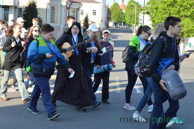 Манашка спявае розныя гімны пад час падарожжа, ёй з ахвотай падпяваюць удзельнікі пахода