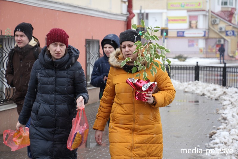 Цветок в горшке -  тоже хороший подарок