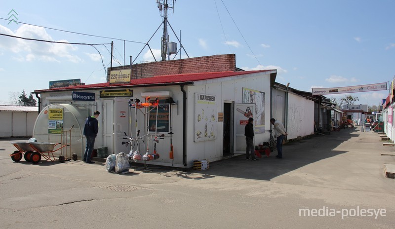 Павильоны на открытой площадке рынка. В своё время некоторые ИП продавали квартиры, чтобы купить право аренды для них