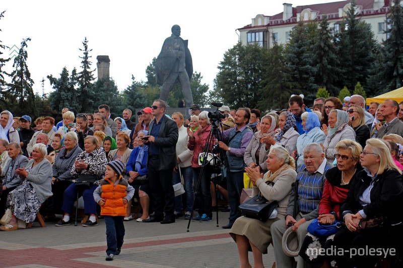 На площади Ленина было много зрителей