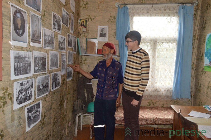 Есть в музее старинные фотографии деревни. Владимир Федорович любит рассказывать своему коллеге интересные истории о родной деревне