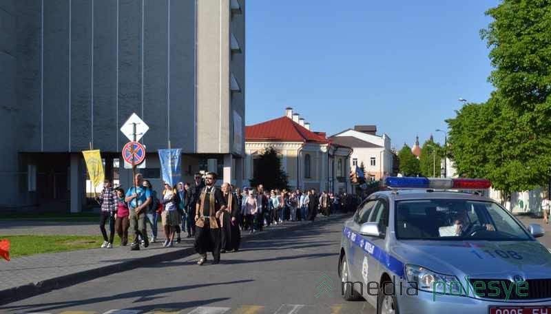 Калону пілігрымаў суправаждае патруль ДАІ