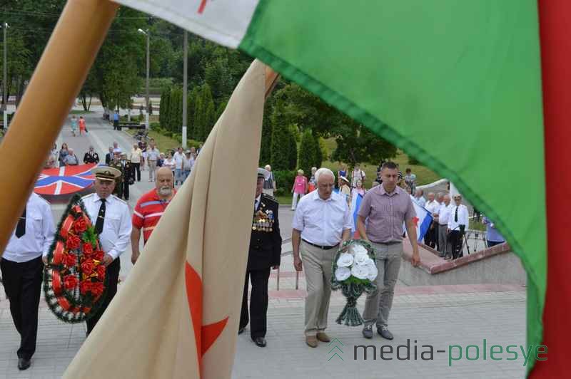 Возложение венков к Вечному огню в городском парке