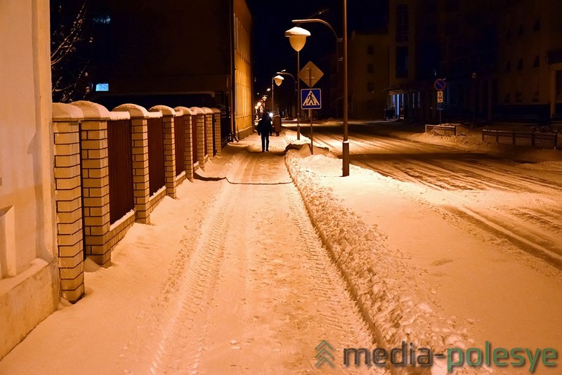 С тротуарами дела пока обстоят хуже, но и к их очистке уже приступили. Ул.Советская 