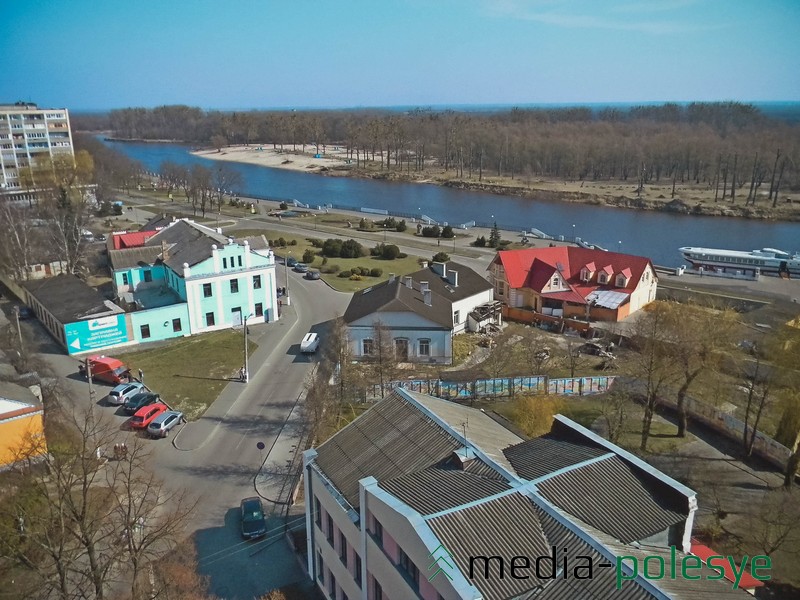 Вид на пинскую набережную и городской пляж