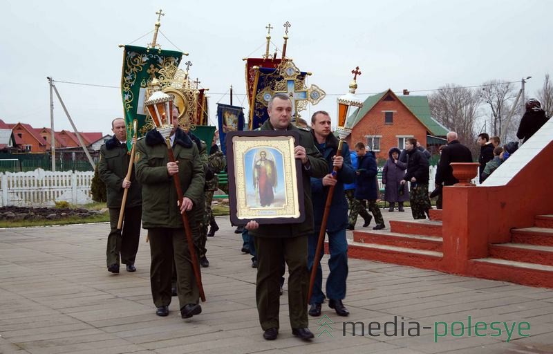 Хоругви и иконы несут пограничники