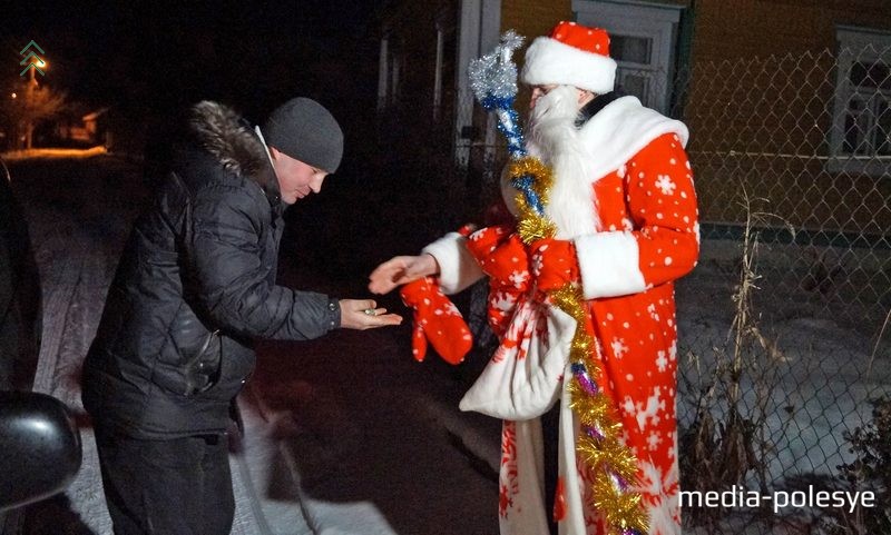 Кіроўцы даюць конікам дробныя грошы, ці цукеркі