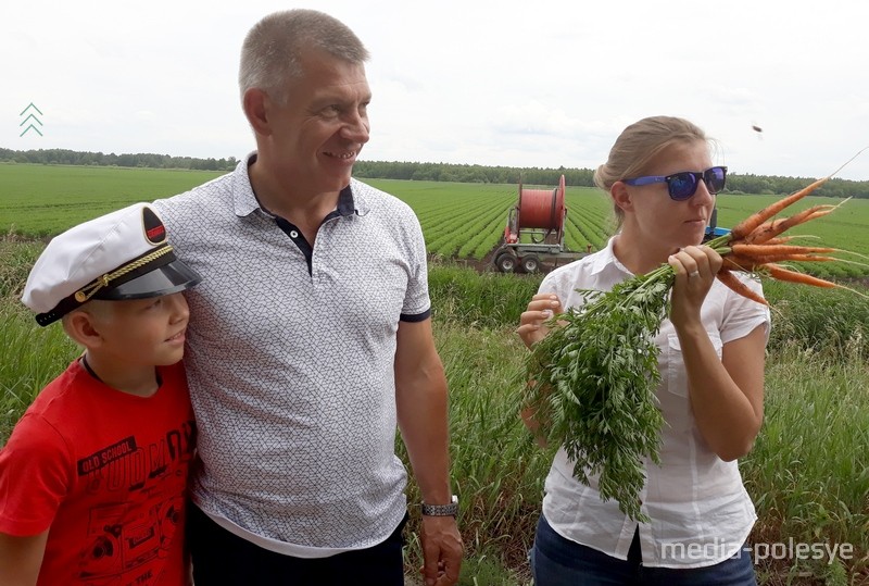 Владимир Новицкий с сыном Романом во время осмотра полей с журналистами. Фото из архива МП, июнь 2018