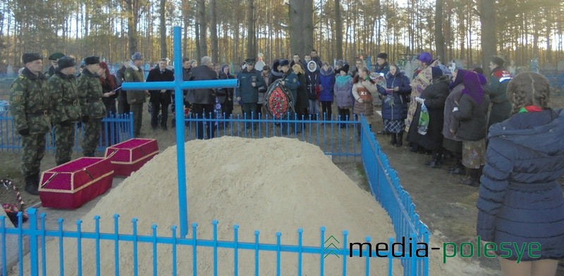 У братской могилы на кладбище деревни Бухличи 24 декабря собрались местные жители, представители власти, духовенства