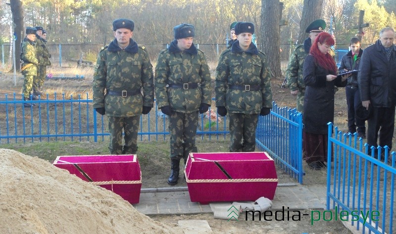 Останки двух солдат упокоились в могиле с однополчанами