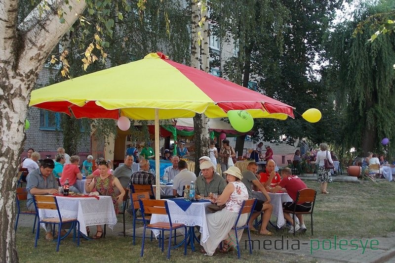 Некоторые символично отдали предпочтение шашлыкам