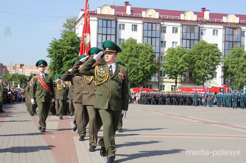  Пинский погранотряд во главе парада