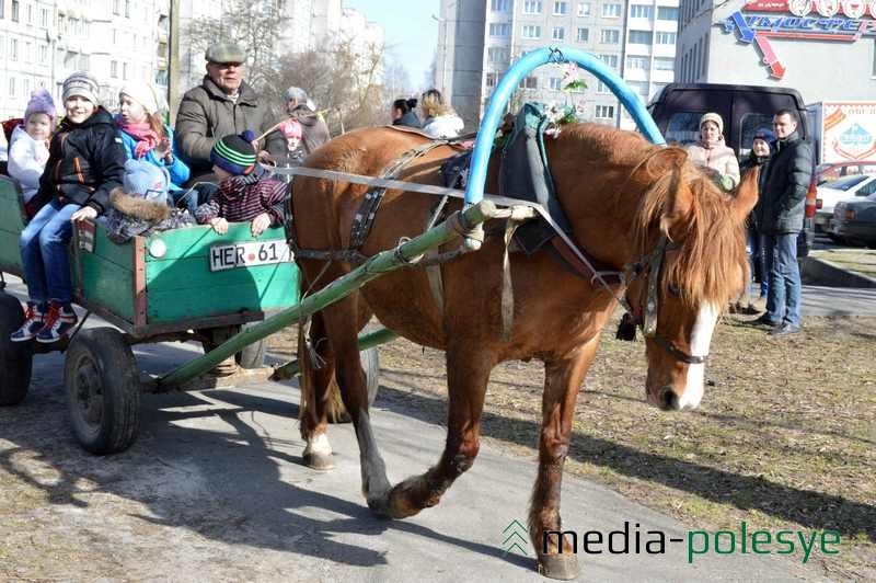 Поездка на телеге пользовалась большим успехом у детей