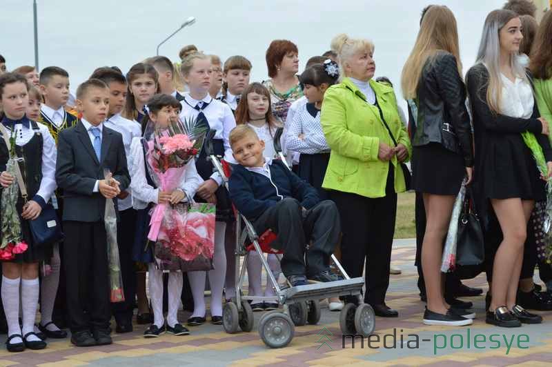 В десятой школе учатся много детей с нарушениями опорно-двигательного аппарата. Для них организована безбарьерная среда: снаружи и внутри здания имеются пандусы, оборудованы лифт, санузлы и гардеробы 