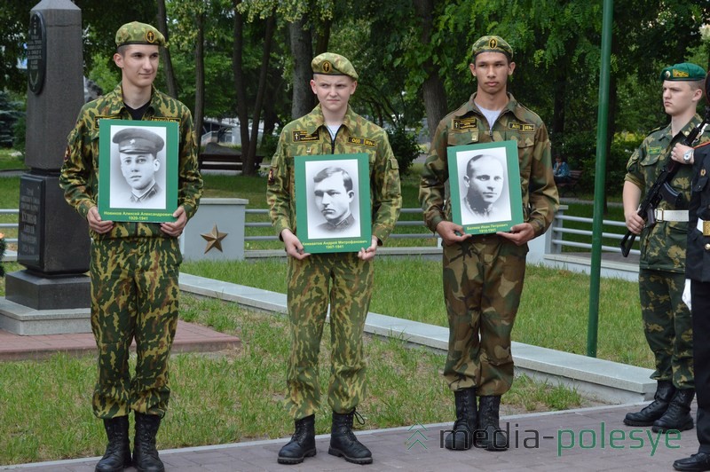 В руках курсантов фотографии советских пограничников, погибших в первые часы войны