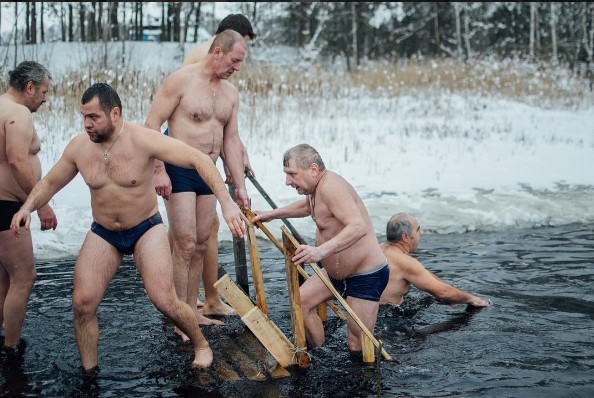 медиаполесье #mediapolesye #water #wintertime #peoples #coldweather #mens #крещениелунинец #крещение #лунинец #купание