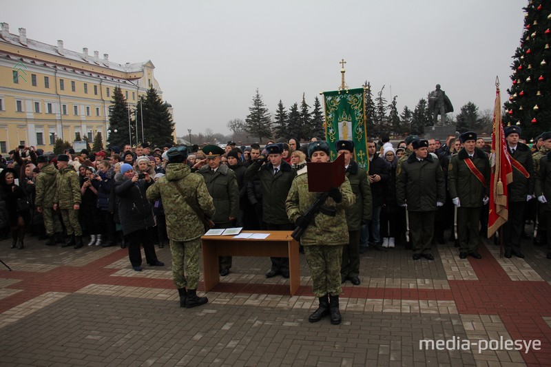 Принял присягу, распишись