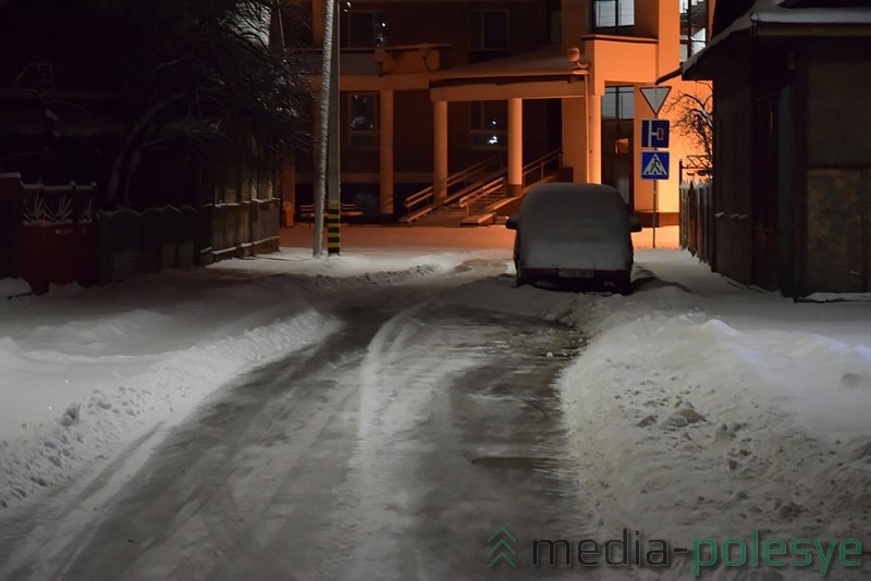 Припаркованные на дороге автомобили затрудняют уборку