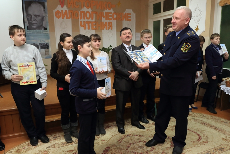 Кляссер у падарунак Віталю Кацубе ад краязнаўцы Льва Коласава перадаў Аляксандр Матор