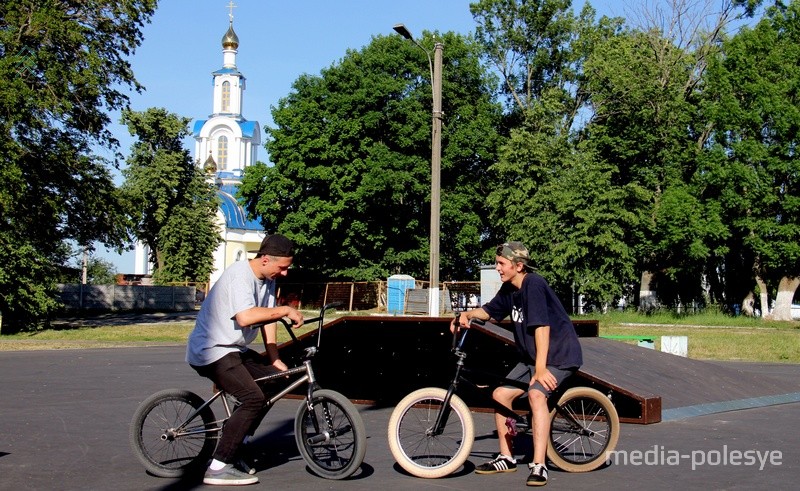 Скейт-площадка в парке