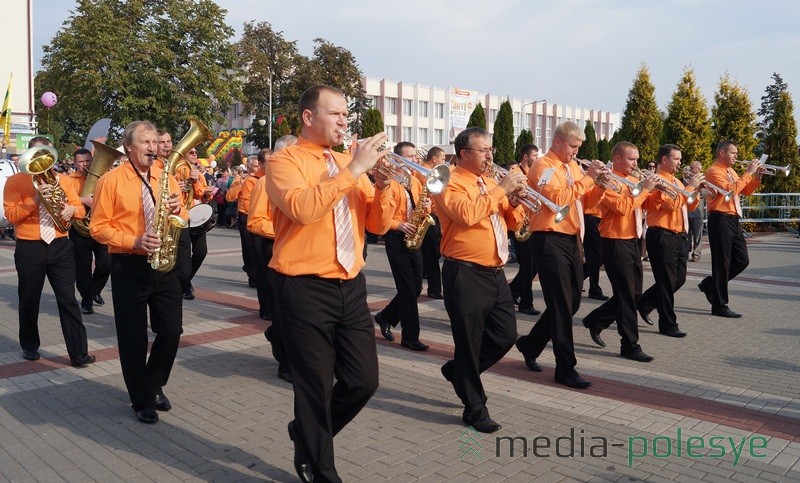 Играет городской оркестр