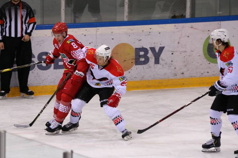 Владислав Габрусь и Максим Налетов в борьбе за шайбу. Фото hockey.by