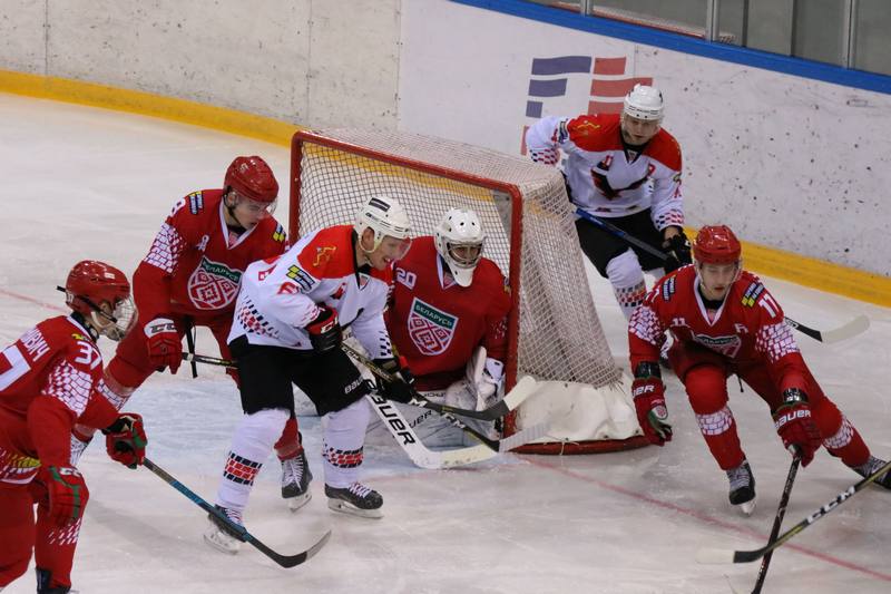 Николай Михайлов у ворот молодёжки.Фото hockey.by