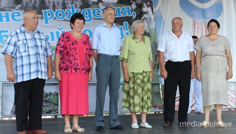 На главной сцене поздравили три пары, которые вместе уже на протяжении 50 лет. Золотые юбиляры оставили свои подписи в почётной книге юбиляров