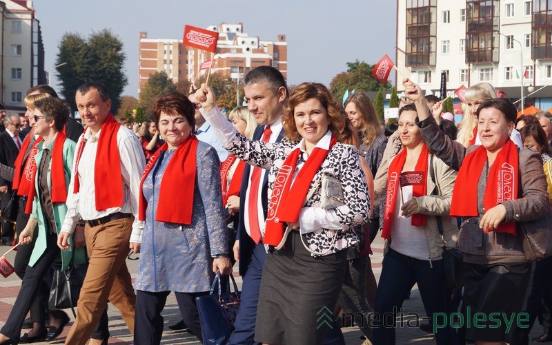 Коллектив ОАО Полесье, на переднем плане генеральный директор предприятия Татьяна Лугина