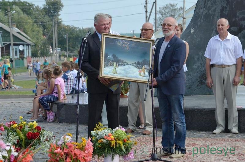 Вячеслав Стадник принимает из рук Анатолия Концубы его картину в дар музею