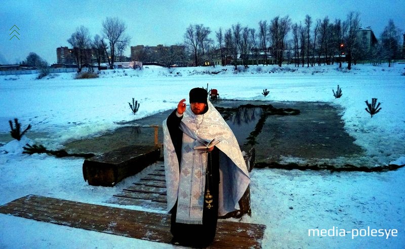 Священник Виталий, клирик Свято Варваринского храма ведёт чин освящения воды